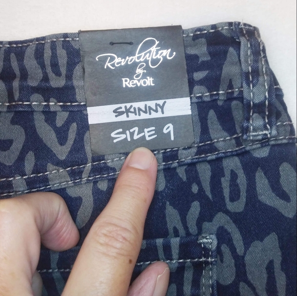 Revolution by Revolt Capri Jeans Size 9 NWT - Picture 4 of 6